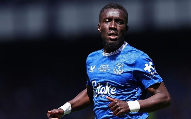 Khám phá khả năng càn quét tuyến giữa và đánh chặn từ xa của Idrissa Gueye